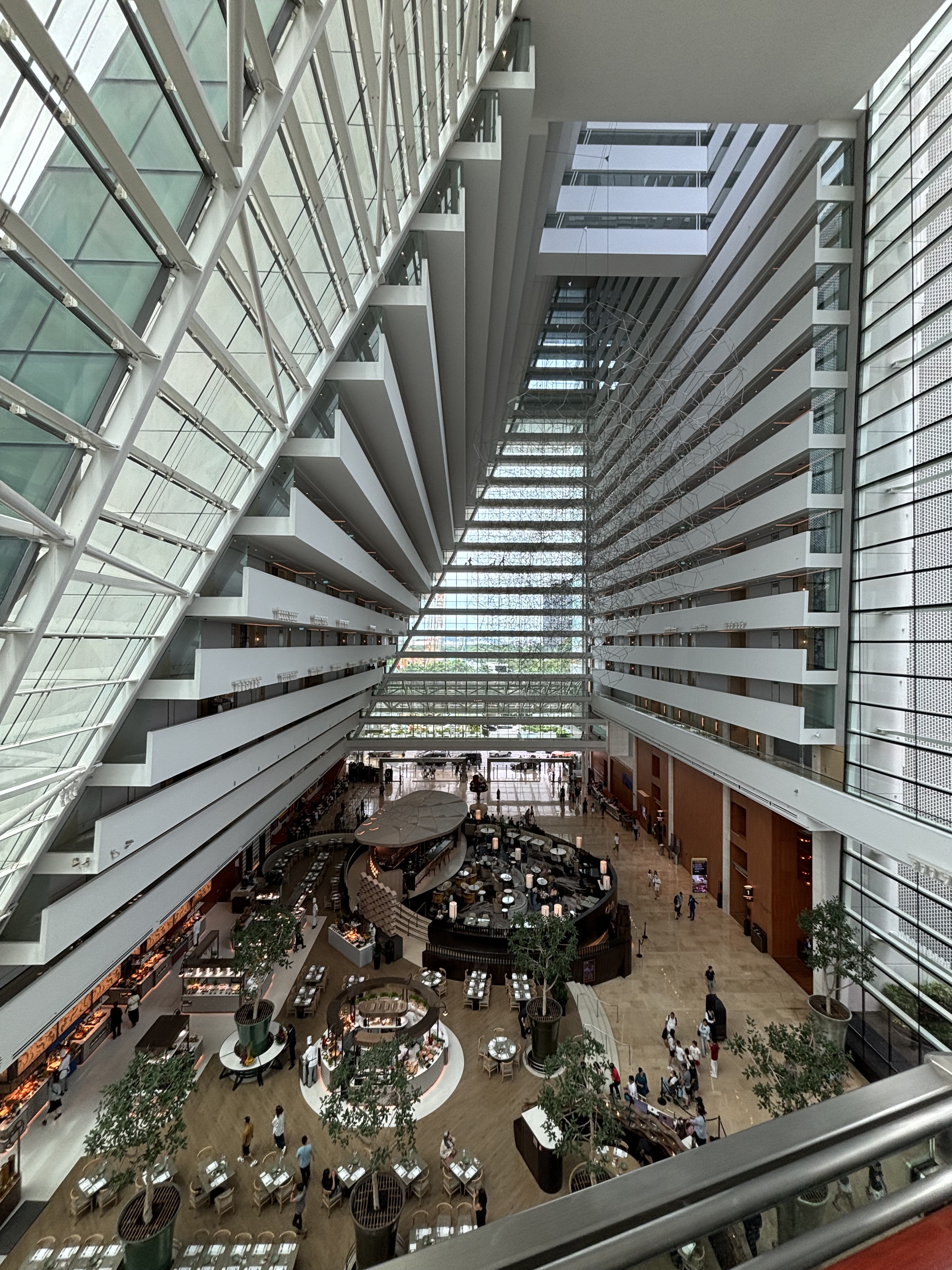 Interno del Marina Bay Sands, il grande atrio con negozi e ristoranti su più livelli