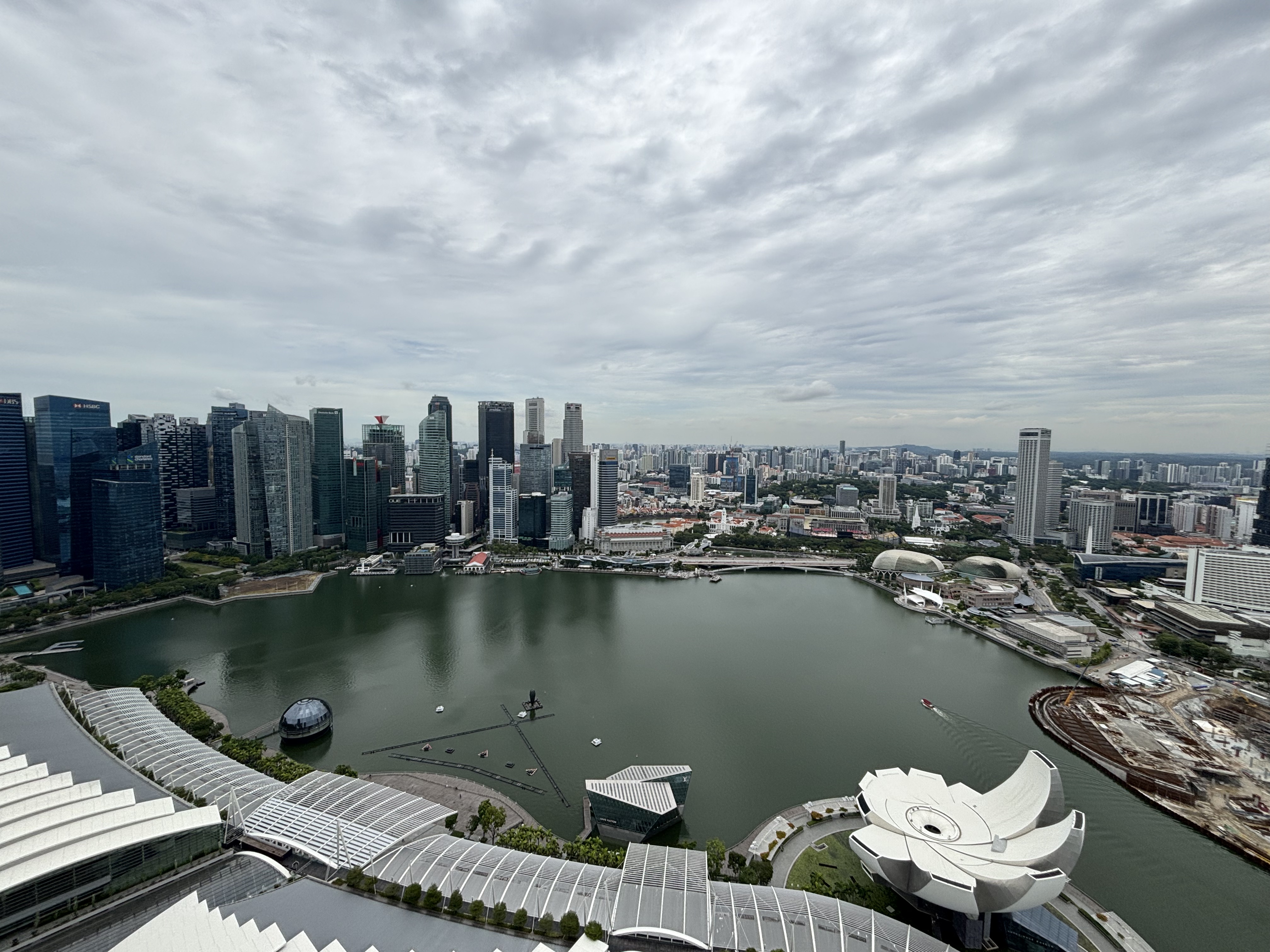 Vista panoramica su Marina Bay e lo skyline di Singapore dallo SkyPark del Marina Bay Sands