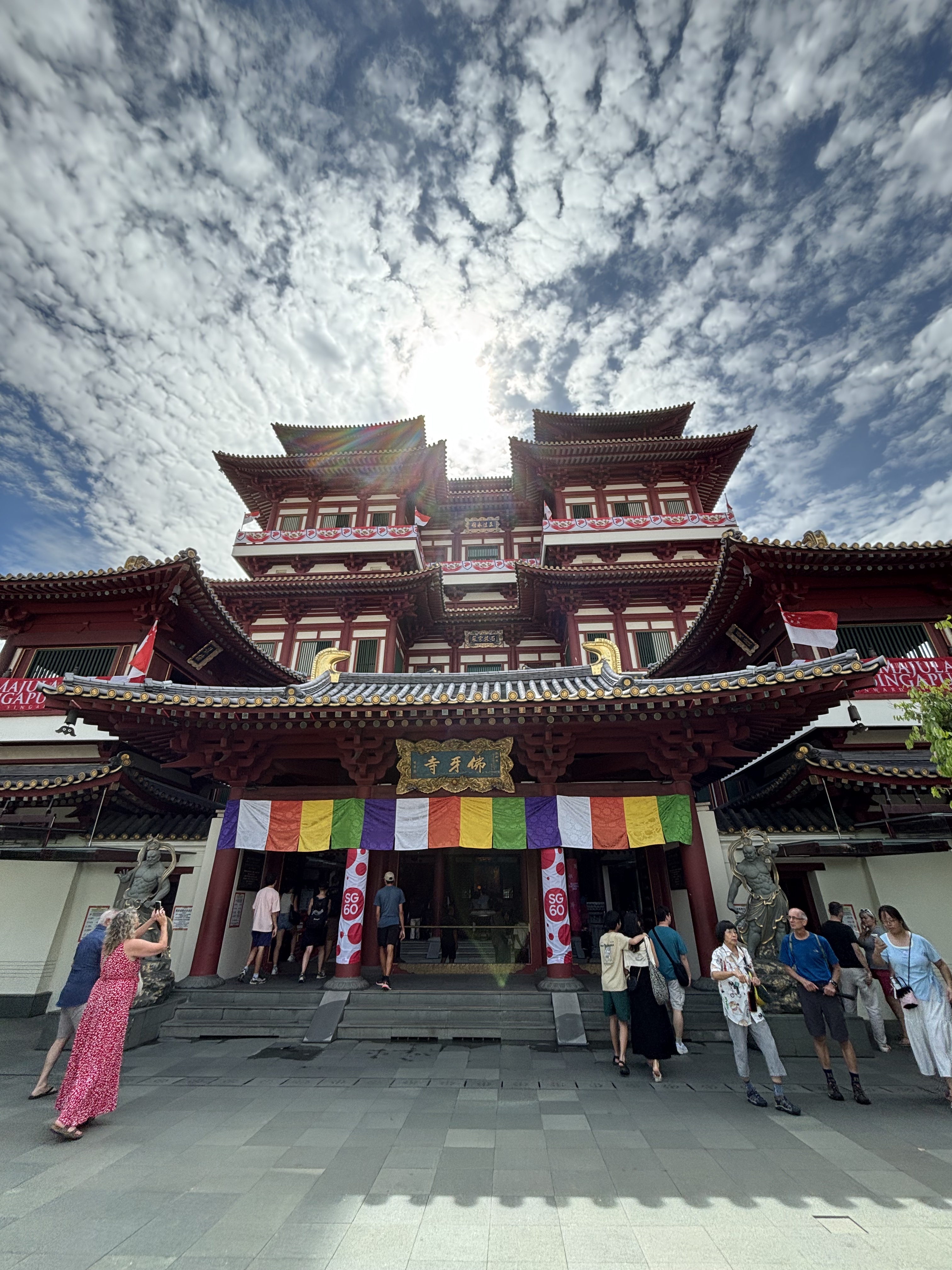 Esterno del Buddha Tooth Relic Temple a Chinatown, Singapore