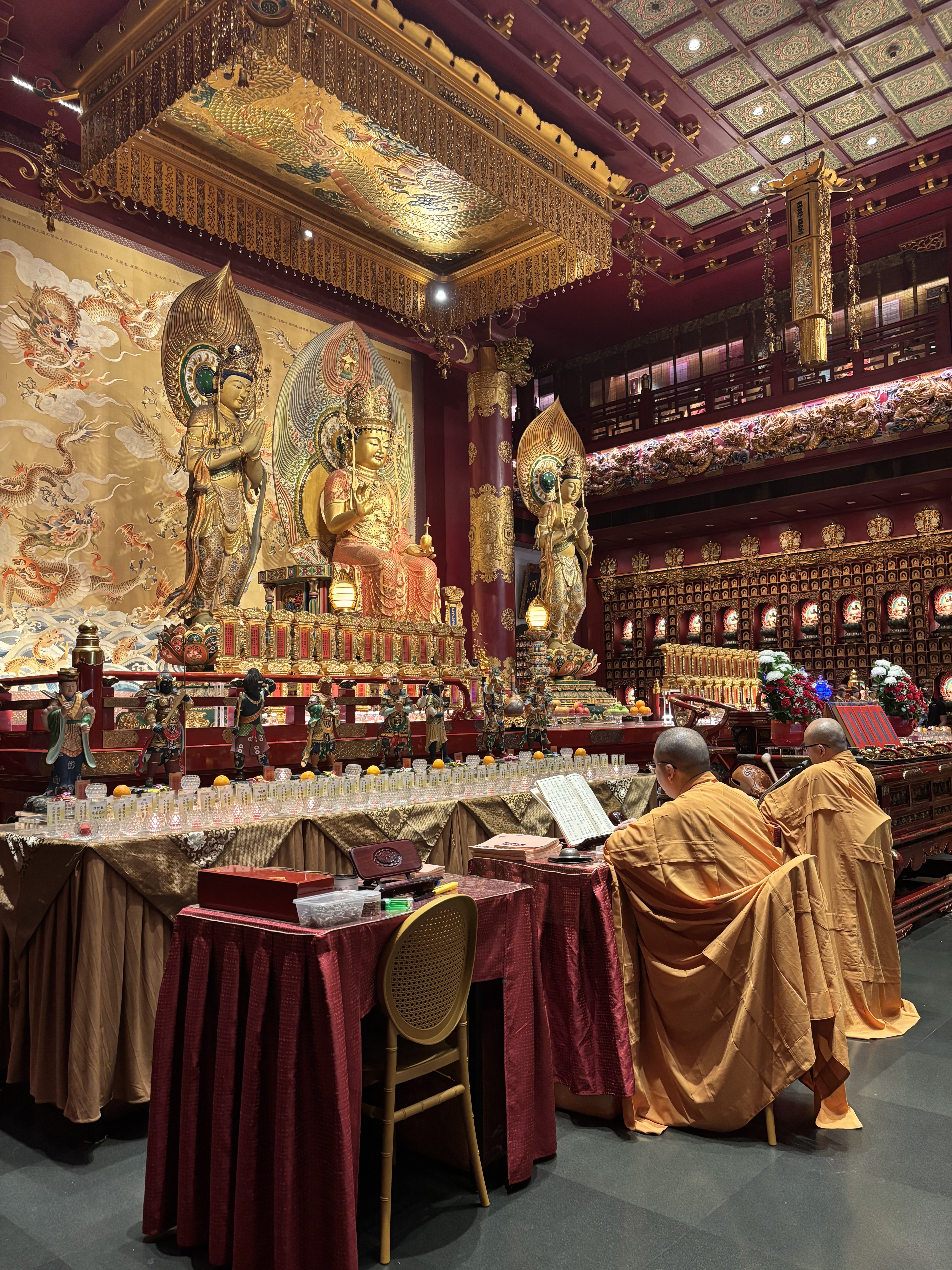 Interno del Buddha Tooth Relic Temple a Chinatown, Singapore
