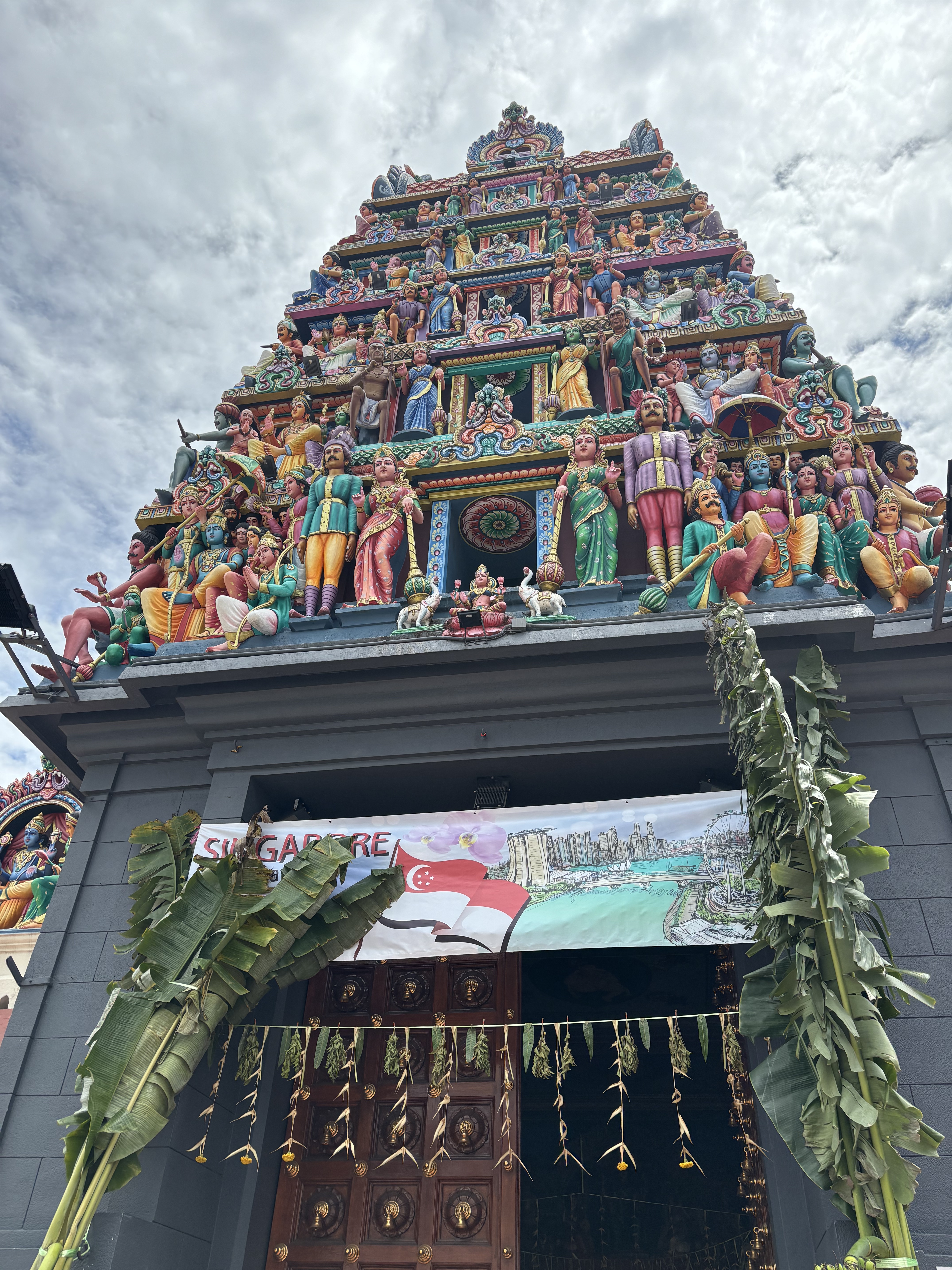 Sri Mariamman Temple a Chinatown, Singapore – il coloratissimo gopuram d'ingresso