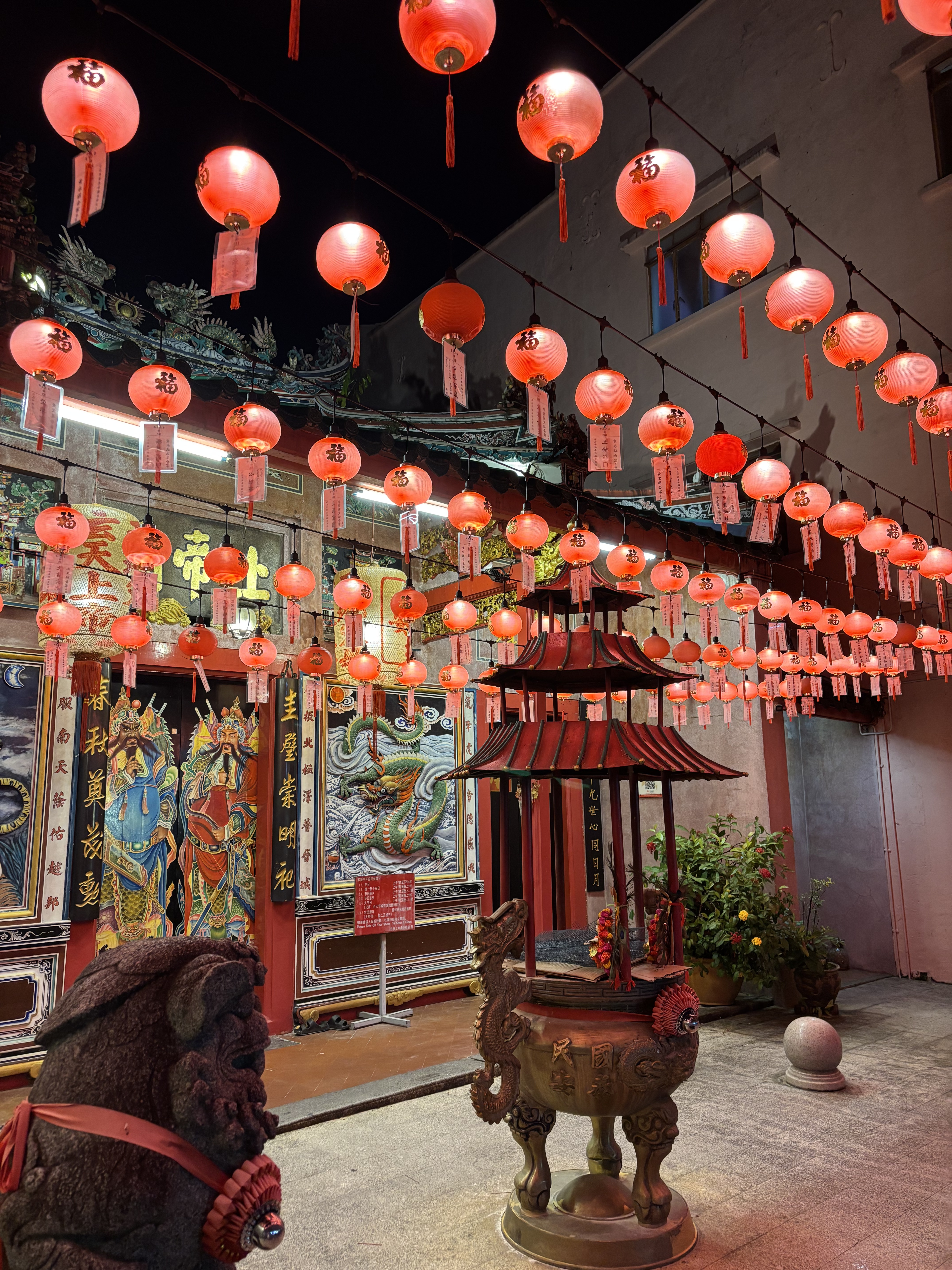 Lanterne rosse cinesi illuminate di notte in un tempio a Kuching, Sarawak