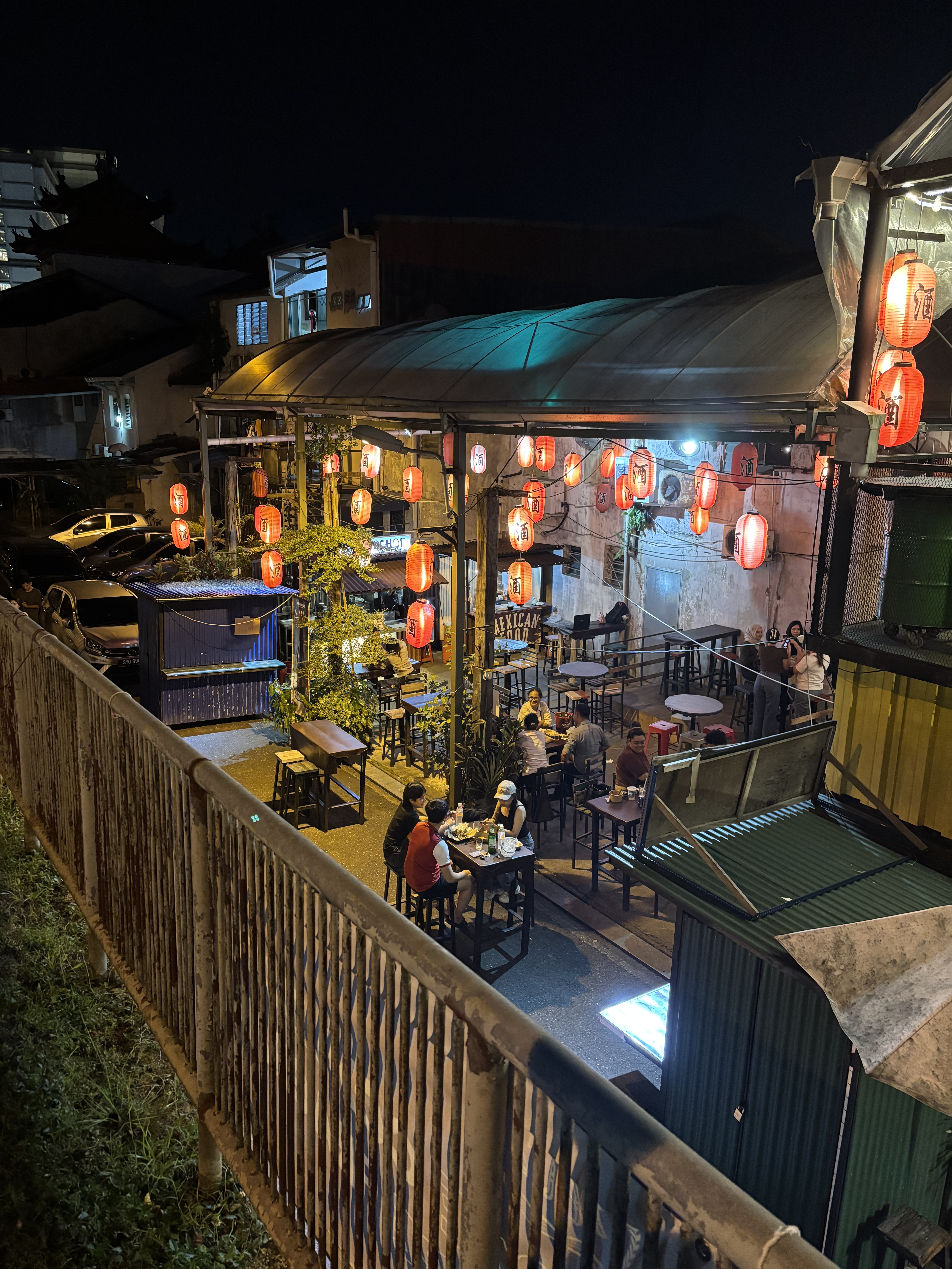 Vista dall'alto di un ristorante all'aperto a Kuching con lanterne rosse illuminate di notte