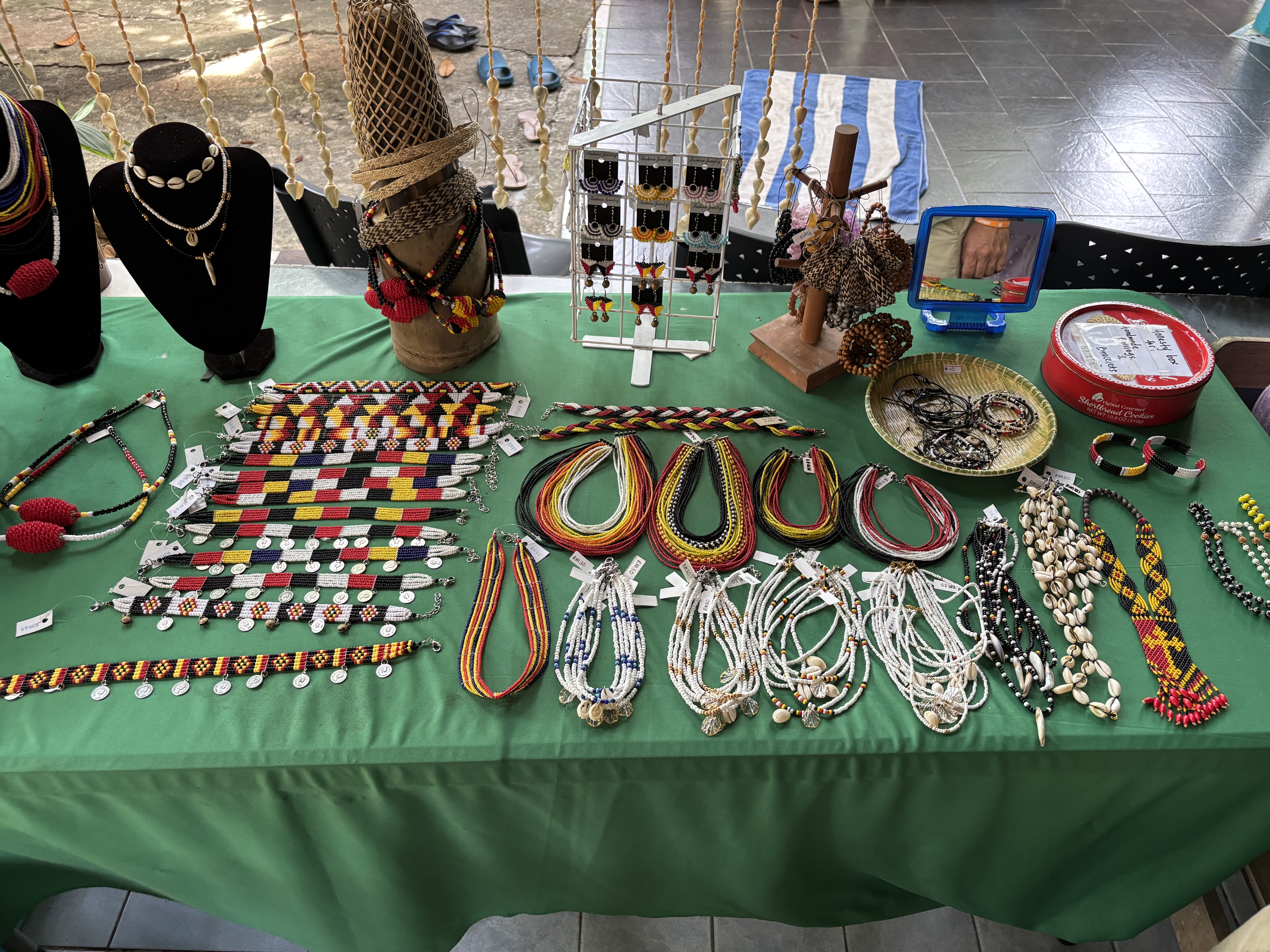 Bancarella con collane, bracciali e gioielli artigianali in perline tipici della comunità Bidayuh