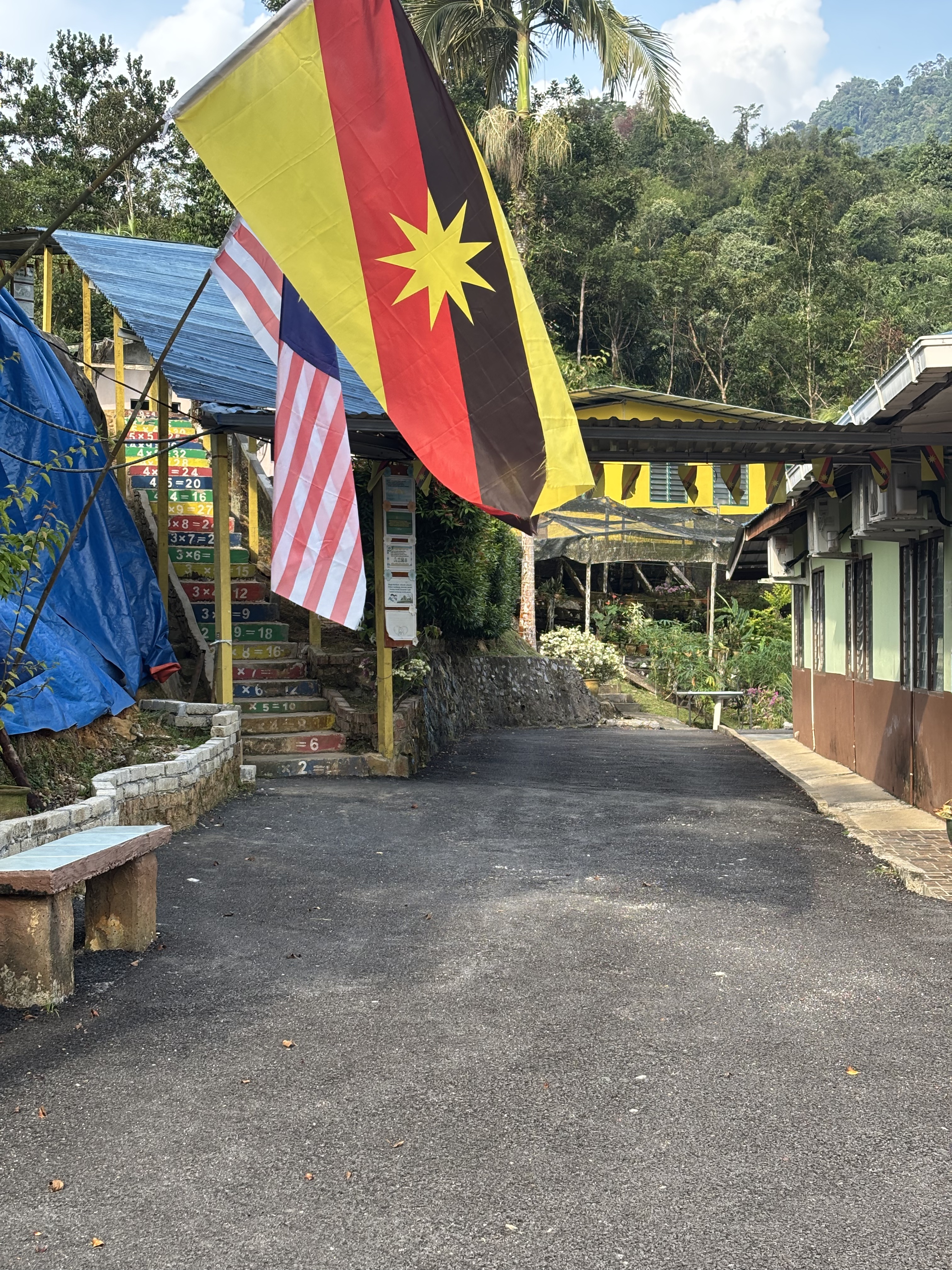 Scuola e paesaggio del villaggio di St Bernard a Sadir, nel Sarawak