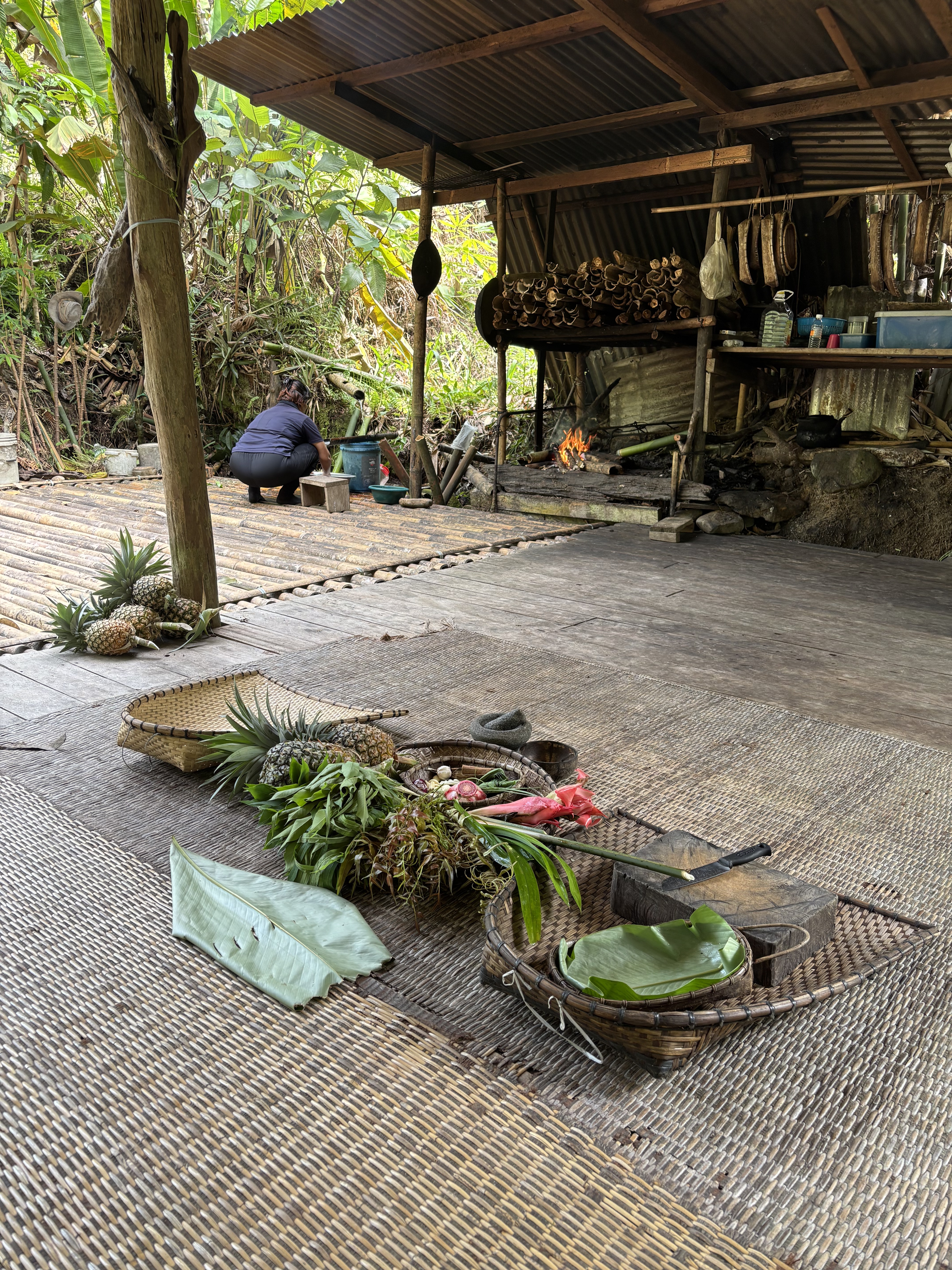 Preparazione di ingredienti e cottura tradizionale in una cucina nella foresta del Sarawak