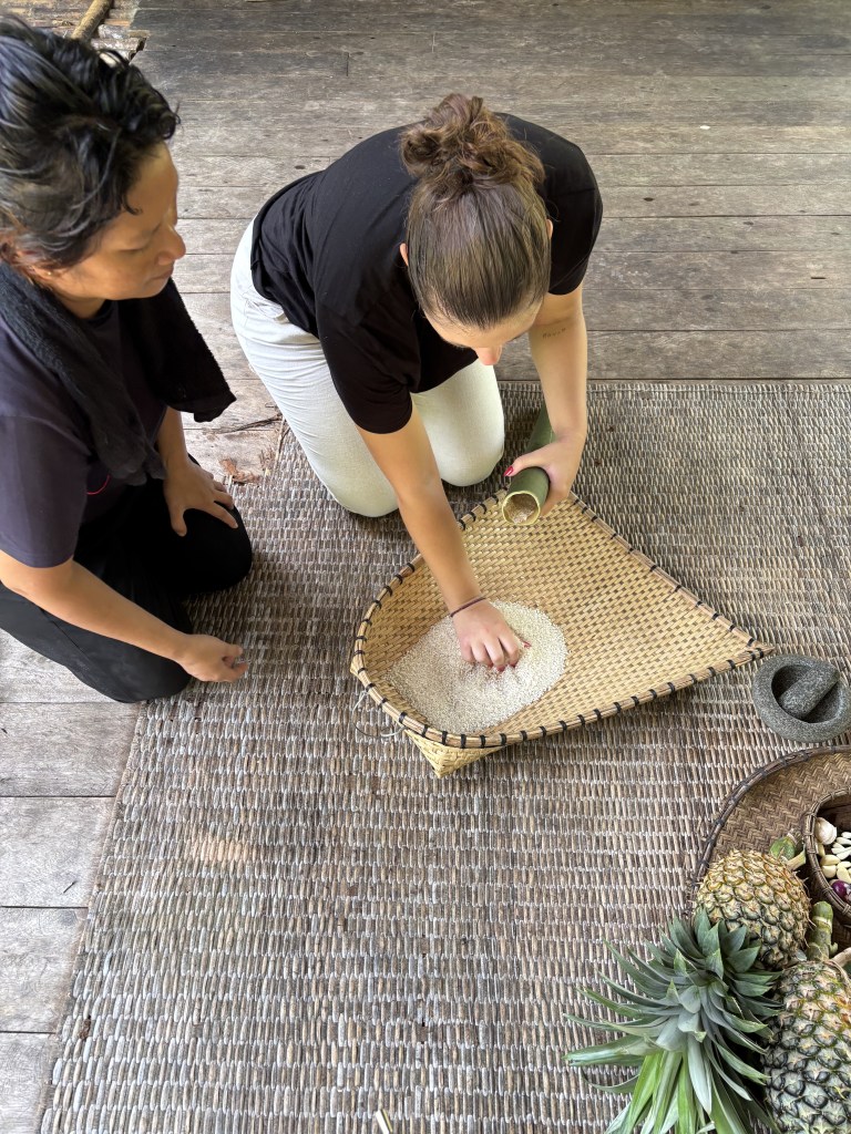 Preparazione degli ingredienti per una cooking class tradizionale nel Sarawak