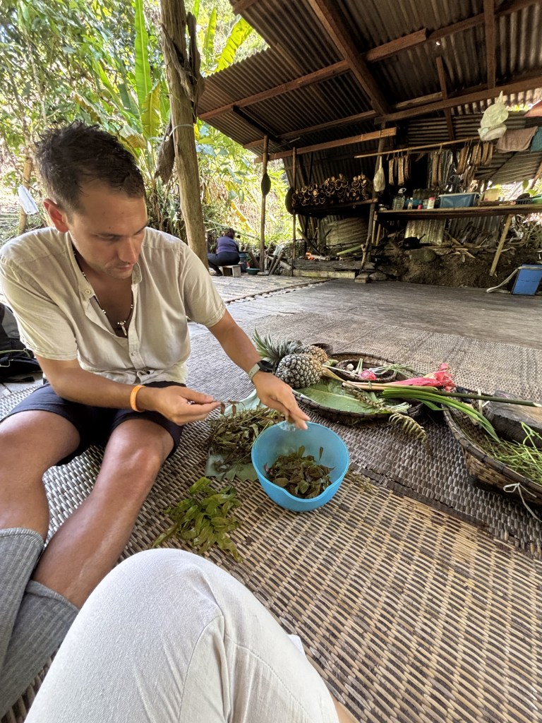 Preparazione di ingredienti locali durante una cooking class nel Sarawak