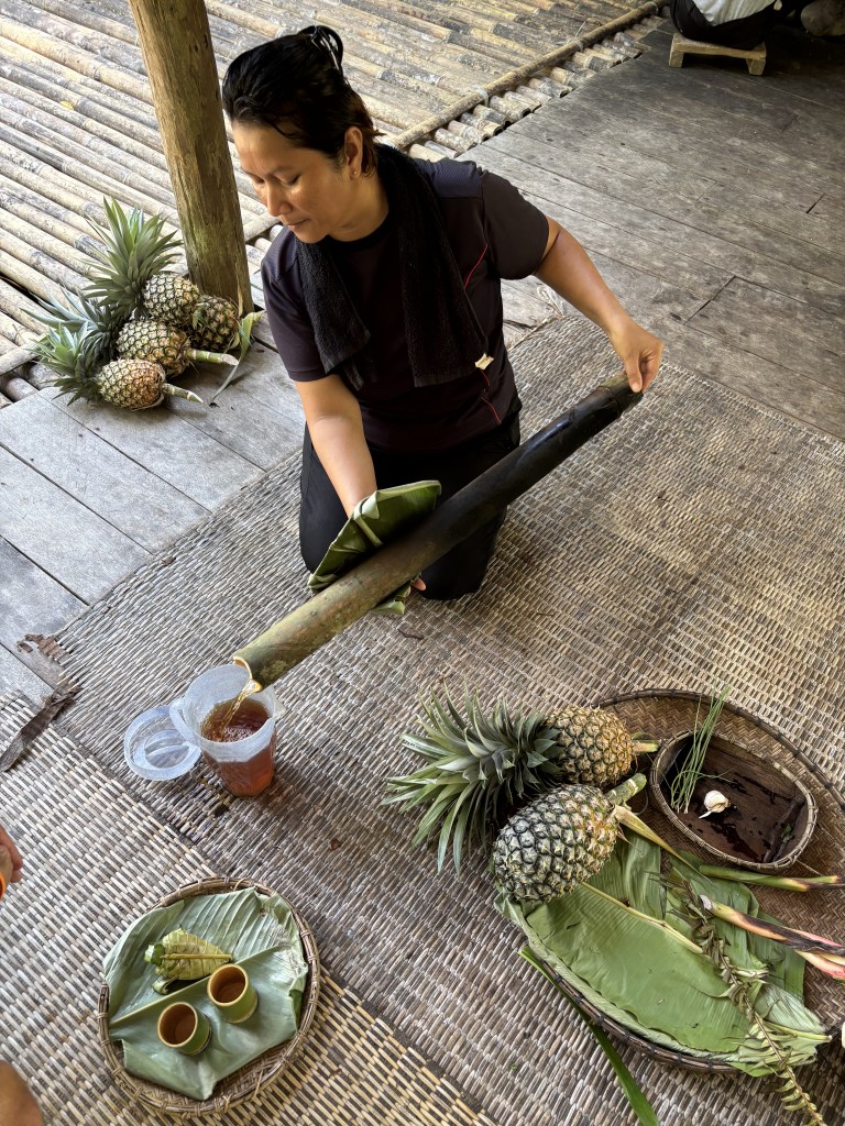 Preparazione di una bevanda tradizionale con bambù nel Sarawak